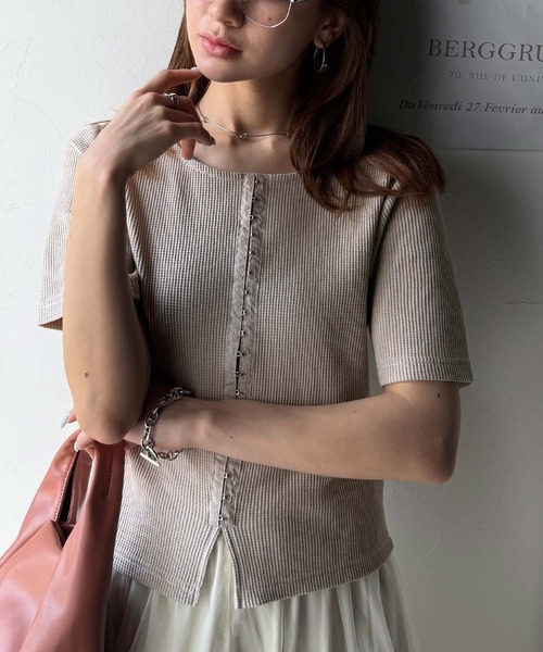 classicalelf(クラシカルエルフ)の「大人可愛いデコルテ魅せコンパクトT。フロントホックワッフル半袖トップス(Tシャツ/カットソー・レディース・ベージュ/オートミール/アイボリー/ブルー/ブラック・MEDIUM/X-LARGE/LARGE/SMALL)」の17枚目の写真