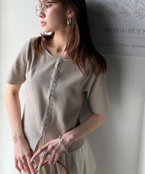 classicalelf(クラシカルエルフ)の「大人可愛いデコルテ魅せコンパクトT。フロントホックワッフル半袖トップス(Tシャツ/カットソー・レディース・ベージュ/オートミール/アイボリー/ブルー/ブラック・MEDIUM/X-LARGE/LARGE/SMALL)」の18枚目の写真