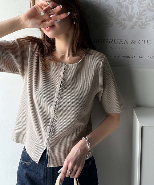 classicalelf(クラシカルエルフ)の「大人可愛いデコルテ魅せコンパクトT。フロントホックワッフル半袖トップス(Tシャツ/カットソー・レディース・ベージュ/オートミール/アイボリー/ブルー/ブラック・MEDIUM/X-LARGE/LARGE/SMALL)」の7枚目の写真