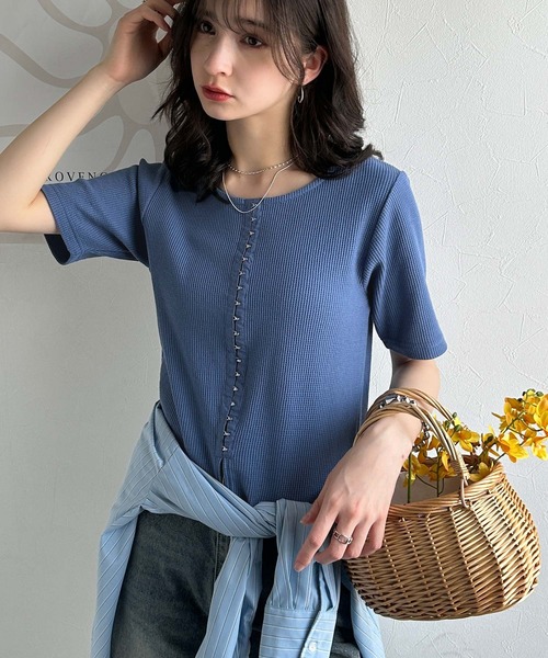 classicalelf(クラシカルエルフ)の「大人可愛いデコルテ魅せコンパクトT。フロントホックワッフル半袖トップス(Tシャツ/カットソー・レディース・ベージュ/オートミール/アイボリー/ブルー/ブラック・MEDIUM/X-LARGE/LARGE/SMALL)」の9枚目の写真