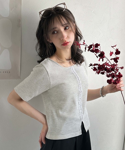 classicalelf(クラシカルエルフ)の「大人可愛いデコルテ魅せコンパクトT。フロントホックワッフル半袖トップス(Tシャツ/カットソー・レディース・ベージュ/オートミール/アイボリー/ブルー/ブラック・MEDIUM/X-LARGE/LARGE/SMALL)」の8枚目の写真