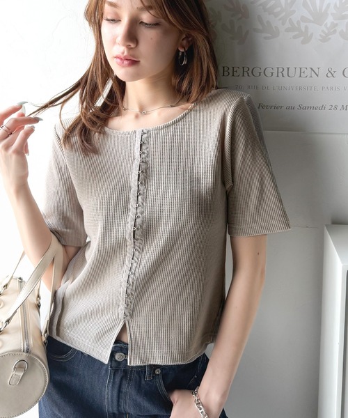 classicalelf(クラシカルエルフ)の「大人可愛いデコルテ魅せコンパクトT。フロントホックワッフル半袖トップス(Tシャツ/カットソー・レディース・ベージュ/オートミール/アイボリー/ブルー/ブラック・MEDIUM/X-LARGE/LARGE/SMALL)」の11枚目の写真
