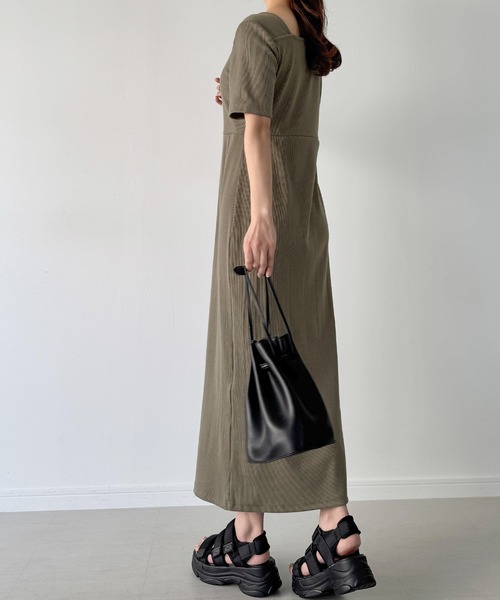 junoah（ジュノア）の「アシメネック半袖リブIラインワンピース（ワンピース・レディース・チャコール/ブラック/グレイッシュベージュ・SMALL/MEDIUM/LARGE）」の12枚目の写真