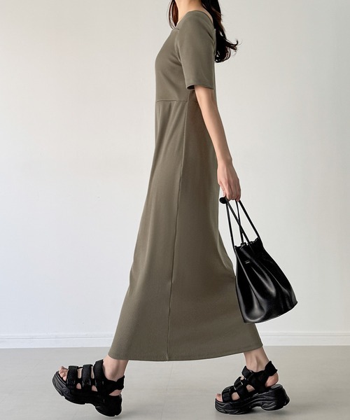 junoah（ジュノア）の「アシメネック半袖リブIラインワンピース（ワンピース・レディース・チャコール/ブラック/グレイッシュベージュ・SMALL/MEDIUM/LARGE）」の13枚目の写真