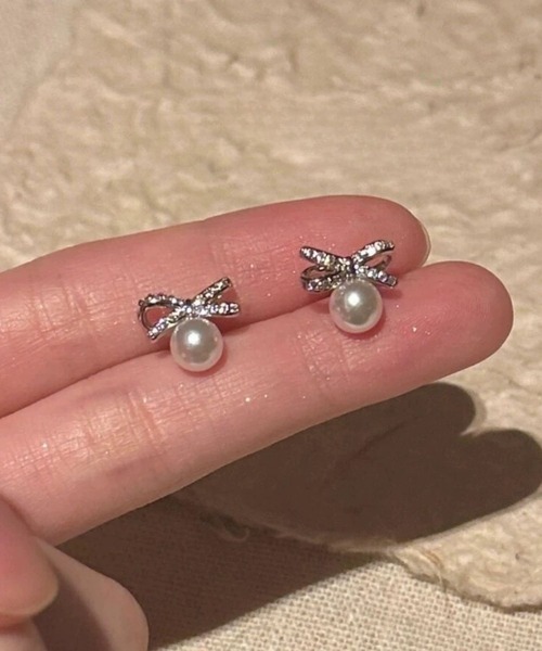 yu-ka（ユーカ）の「Yu-KA:パール & リボンデザイン ミニピアス Pearl&ribbon design mini pierce（ピアス（両耳用）・レディース・シルバー・FREE）」の2枚目の写真