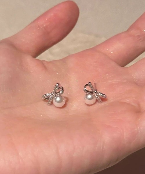 yu-ka（ユーカ）の「Yu-KA:パール & リボンデザイン ミニピアス Pearl&ribbon design mini pierce（ピアス（両耳用）・レディース・シルバー・FREE）」の3枚目の写真