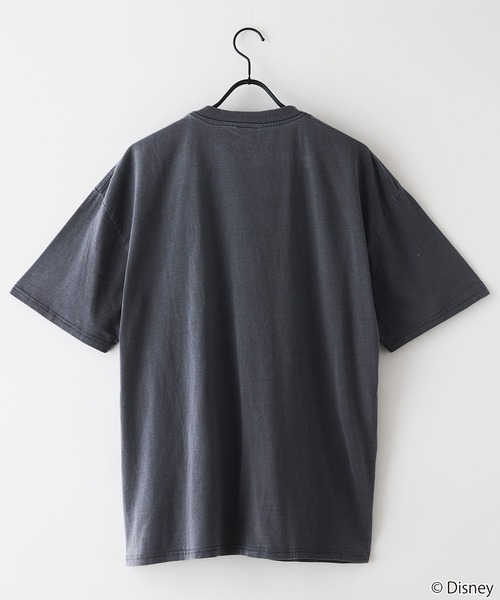 Disney(ディズニー)の「【Disney /ディズニー】 MICKEY MOUSE ミッキーマウスパウダーブリーチ加工 ビッグシルエットTシャツ ドロップショルダー オーバーサイズ ヴィンテージ加工(Tシャツ/カットソー・メンズ・ダークグリーン/ブラック・MEDIUM/X-LARGE/LARGE)」の4枚目の写真