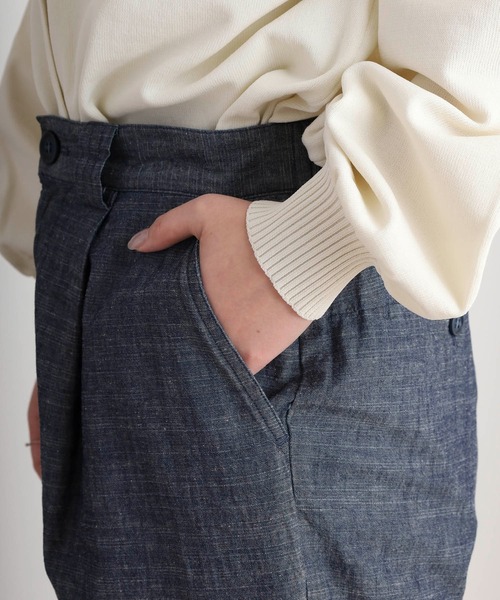doux bleu （ドゥーブルー）の「doux bleu ライトデニム タックパンツ（その他パンツ・レディース・ブルー・FREE）」の10枚目の写真