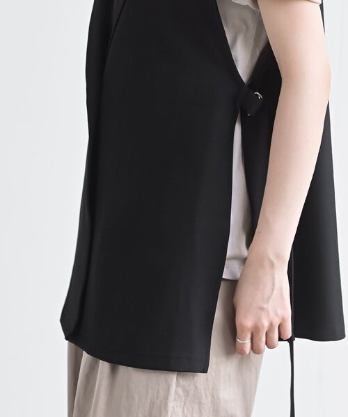 rps(アールピーエス)の「サイドベルトテーラーカラーベスト(ベスト・レディース・グレイッシュベージュ/ブラック・フリー)」の10枚目の写真