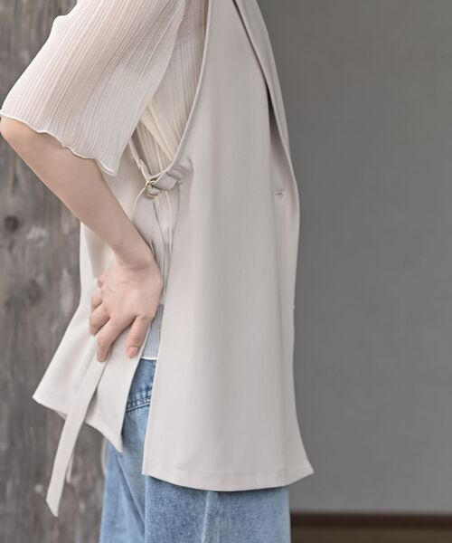 rps(アールピーエス)の「サイドベルトテーラーカラーベスト(ベスト・レディース・グレイッシュベージュ/ブラック・フリー)」の19枚目の写真