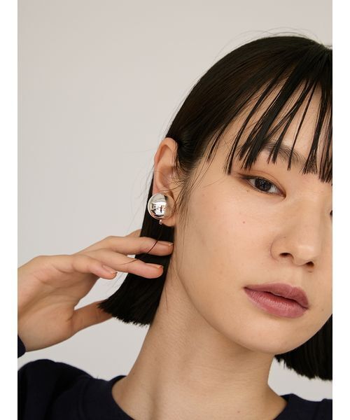 emmi（エミ）の「ビッグボールイヤリング（イヤリング・レディース・ゴールド/ホワイト/シルバー・F）」の3枚目の写真