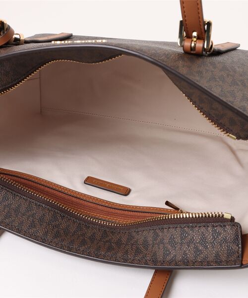 MICHAEL KORS(マイケルコース)の「QUINN レザー トップジップ トート ミディアム - MKシグネチャー(トートバッグ・レディース・ブラウン系その他・FREE)」の5枚目の写真