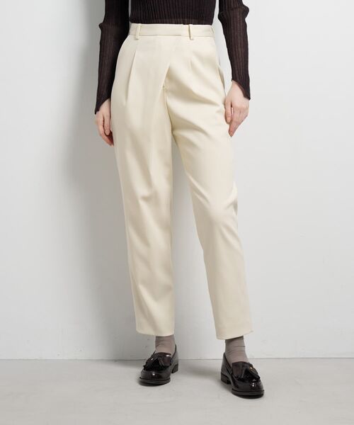 LANVIN en Bleu(ランバンオンブルー)の「フロントタックテーパードパンツ(その他パンツ・レディース・オフホワイト/ブラック・38/36)」の1枚目の写真