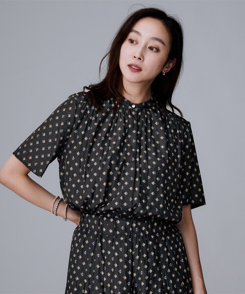 UNTITLED（アンタイトル）の「【セットアップ可/リラクシー/通勤】スクエアジオメ柄ブラウス（シャツ/ブラウス・レディース・ブラック系/チャコール/ホワイト系1・00/48/44/04/02）」の2枚目の写真