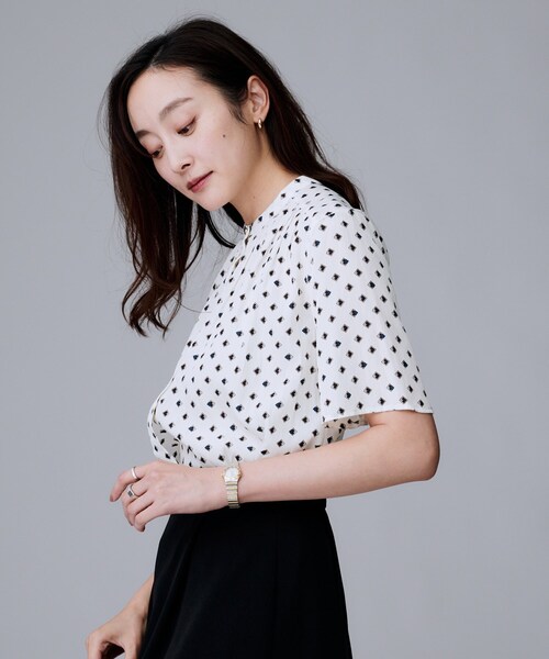 UNTITLED（アンタイトル）の「【セットアップ可/リラクシー/通勤】スクエアジオメ柄ブラウス（シャツ/ブラウス・レディース・ブラック系/チャコール/ホワイト系1・00/48/44/04/02）」の22枚目の写真