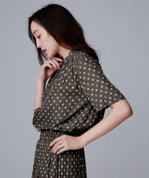 UNTITLED（アンタイトル）の「【セットアップ可/リラクシー/通勤】スクエアジオメ柄ブラウス（シャツ/ブラウス・レディース・ブラック系/チャコール/ホワイト系1・00/48/44/04/02）」の15枚目の写真