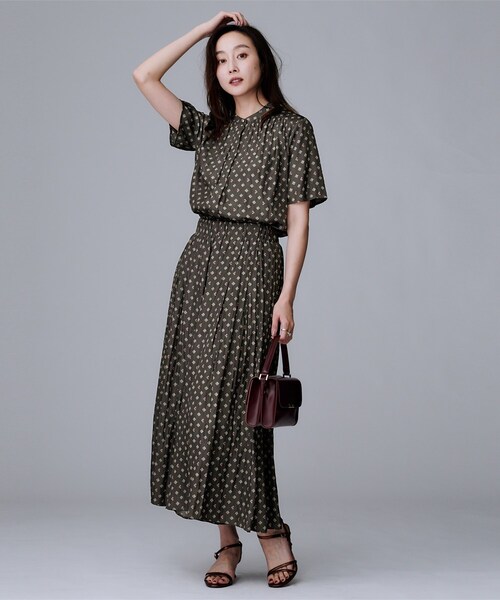 UNTITLED（アンタイトル）の「【セットアップ可/リラクシー/通勤】スクエアジオメ柄ブラウス（シャツ/ブラウス・レディース・ブラック系/チャコール/ホワイト系1・00/48/44/04/02）」の4枚目の写真