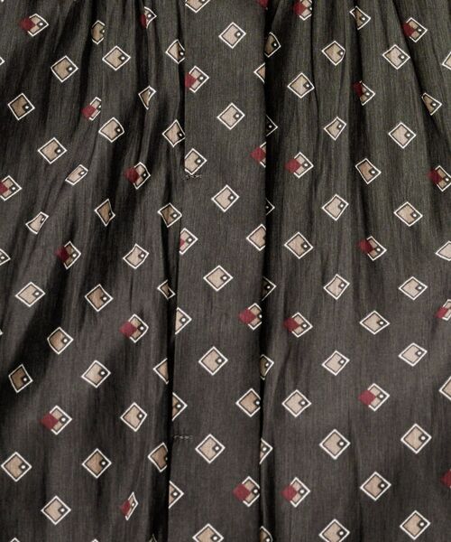 UNTITLED（アンタイトル）の「【セットアップ可/リラクシー/通勤】スクエアジオメ柄ブラウス（シャツ/ブラウス・レディース・ブラック系/チャコール/ホワイト系1・00/48/44/04/02）」の5枚目の写真