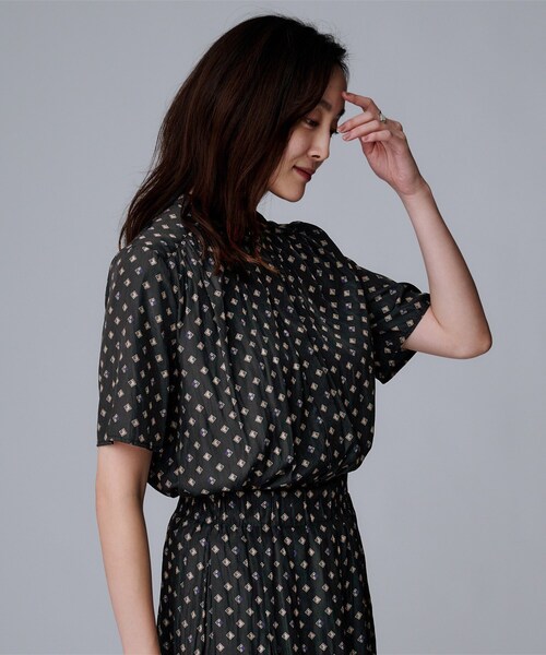 UNTITLED（アンタイトル）の「【セットアップ可/リラクシー/通勤】スクエアジオメ柄ブラウス（シャツ/ブラウス・レディース・ブラック系/チャコール/ホワイト系1・00/48/44/04/02）」の6枚目の写真