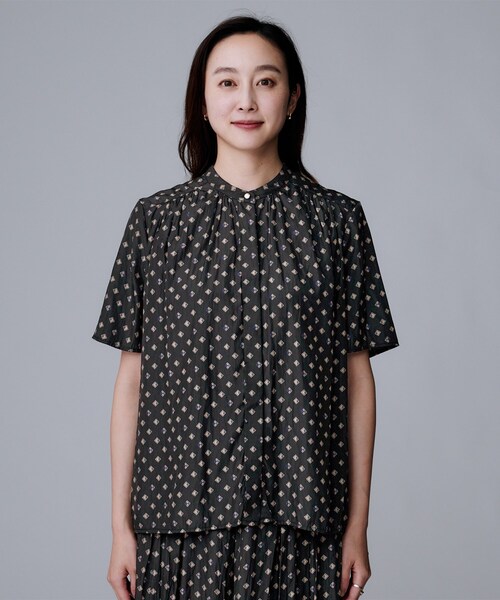 UNTITLED（アンタイトル）の「【セットアップ可/リラクシー/通勤】スクエアジオメ柄ブラウス（シャツ/ブラウス・レディース・ブラック系/チャコール/ホワイト系1・00/48/44/04/02）」の16枚目の写真