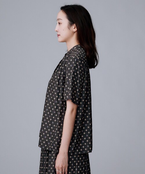 UNTITLED（アンタイトル）の「【セットアップ可/リラクシー/通勤】スクエアジオメ柄ブラウス（シャツ/ブラウス・レディース・ブラック系/チャコール/ホワイト系1・00/48/44/04/02）」の19枚目の写真