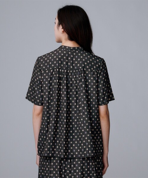 UNTITLED（アンタイトル）の「【セットアップ可/リラクシー/通勤】スクエアジオメ柄ブラウス（シャツ/ブラウス・レディース・ブラック系/チャコール/ホワイト系1・00/48/44/04/02）」の20枚目の写真