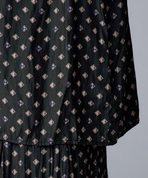 UNTITLED（アンタイトル）の「【セットアップ可/リラクシー/通勤】スクエアジオメ柄ブラウス（シャツ/ブラウス・レディース・ブラック系/チャコール/ホワイト系1・00/48/44/04/02）」の18枚目の写真