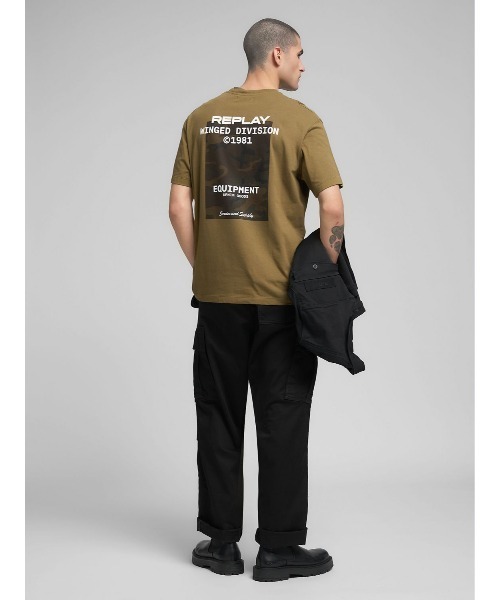 REPLAY(リプレイ)の「リラックスフィット コットンジャージーARMYプリント Tシャツ(Tシャツ/カットソー・メンズ・カーキブラウン・MEDIUM/X-LARGE/LARGE/SMALL)」の2枚目の写真