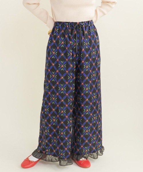 Dot＆Stripes CHILD WOMAN（ドットアンドストライプス　チャイルドウーマン）の「チェックフラワープリント 裾フリルパンツ（その他パンツ・レディース・ブラック/アイボリー・FREE）」の2枚目の写真