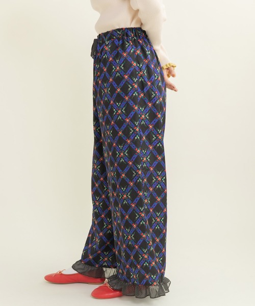 Dot＆Stripes CHILD WOMAN（ドットアンドストライプス　チャイルドウーマン）の「チェックフラワープリント 裾フリルパンツ（その他パンツ・レディース・ブラック/アイボリー・FREE）」の3枚目の写真