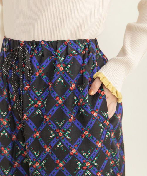 Dot＆Stripes CHILD WOMAN（ドットアンドストライプス　チャイルドウーマン）の「チェックフラワープリント 裾フリルパンツ（その他パンツ・レディース・ブラック/アイボリー・FREE）」の20枚目の写真