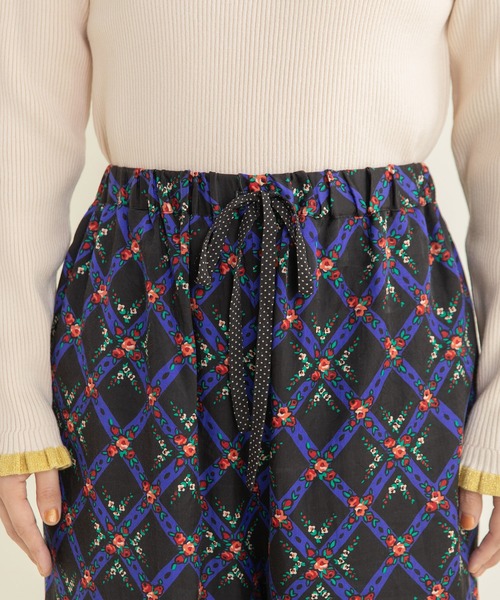 Dot＆Stripes CHILD WOMAN（ドットアンドストライプス　チャイルドウーマン）の「チェックフラワープリント 裾フリルパンツ（その他パンツ・レディース・ブラック/アイボリー・FREE）」の18枚目の写真