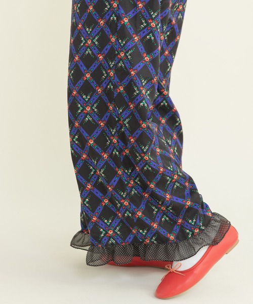 Dot＆Stripes CHILD WOMAN（ドットアンドストライプス　チャイルドウーマン）の「チェックフラワープリント 裾フリルパンツ（その他パンツ・レディース・ブラック/アイボリー・FREE）」の5枚目の写真