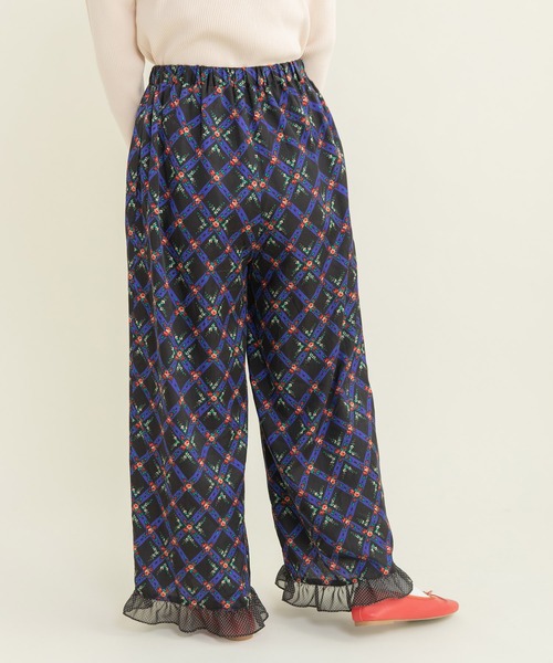 Dot＆Stripes CHILD WOMAN（ドットアンドストライプス　チャイルドウーマン）の「チェックフラワープリント 裾フリルパンツ（その他パンツ・レディース・ブラック/アイボリー・FREE）」の4枚目の写真