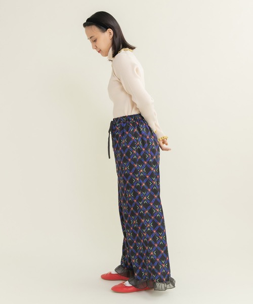 Dot＆Stripes CHILD WOMAN（ドットアンドストライプス　チャイルドウーマン）の「チェックフラワープリント 裾フリルパンツ（その他パンツ・レディース・ブラック/アイボリー・FREE）」の7枚目の写真