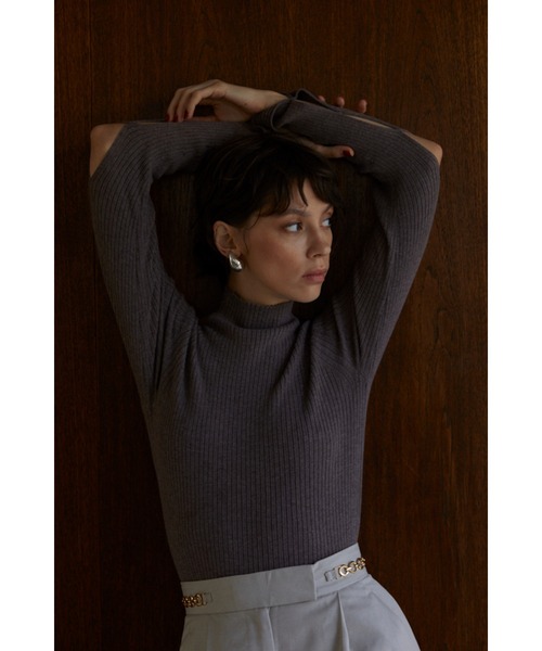 Estella.K(エステラケー)の「Valentina Knit Top ハイネックオフショルカットアウトニットTOP(ニット/セーター・レディース・ブラック/グレー/アッシュブラウン・FREE)」の3枚目の写真