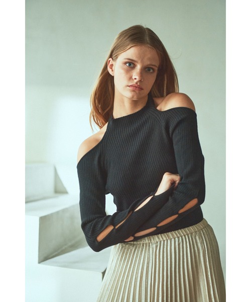Estella.K(エステラケー)の「Valentina Knit Top ハイネックオフショルカットアウトニットTOP(ニット/セーター・レディース・ブラック/グレー/アッシュブラウン・FREE)」の2枚目の写真