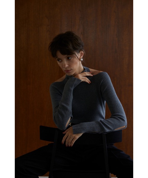 Estella.K(エステラケー)の「Valentina Knit Top ハイネックオフショルカットアウトニットTOP(ニット/セーター・レディース・ブラック/グレー/アッシュブラウン・FREE)」の17枚目の写真