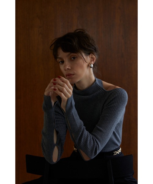 Estella.K(エステラケー)の「Valentina Knit Top ハイネックオフショルカットアウトニットTOP(ニット/セーター・レディース・ブラック/グレー/アッシュブラウン・FREE)」の21枚目の写真