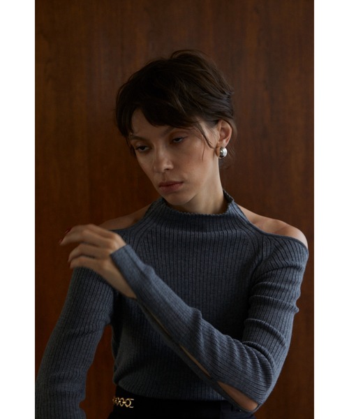 Estella.K(エステラケー)の「Valentina Knit Top ハイネックオフショルカットアウトニットTOP(ニット/セーター・レディース・ブラック/グレー/アッシュブラウン・FREE)」の19枚目の写真
