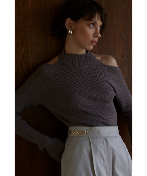 Estella.K(エステラケー)の「Valentina Knit Top ハイネックオフショルカットアウトニットTOP(ニット/セーター・レディース・ブラック/グレー/アッシュブラウン・FREE)」の5枚目の写真