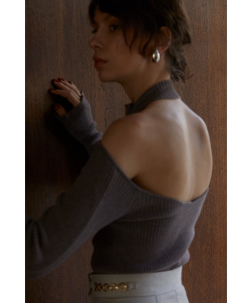 Estella.K(エステラケー)の「Valentina Knit Top ハイネックオフショルカットアウトニットTOP(ニット/セーター・レディース・ブラック/グレー/アッシュブラウン・FREE)」の4枚目の写真