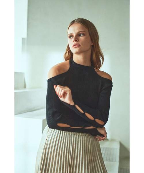 Estella.K(エステラケー)の「Valentina Knit Top ハイネックオフショルカットアウトニットTOP(ニット/セーター・レディース・ブラック/グレー/アッシュブラウン・FREE)」の7枚目の写真