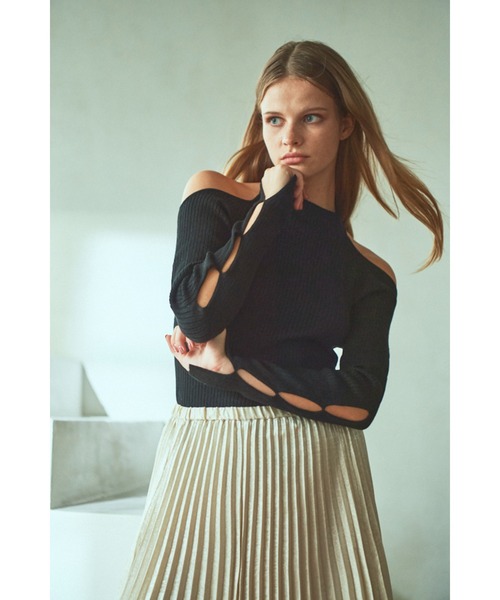 Estella.K(エステラケー)の「Valentina Knit Top ハイネックオフショルカットアウトニットTOP(ニット/セーター・レディース・ブラック/グレー/アッシュブラウン・FREE)」の12枚目の写真