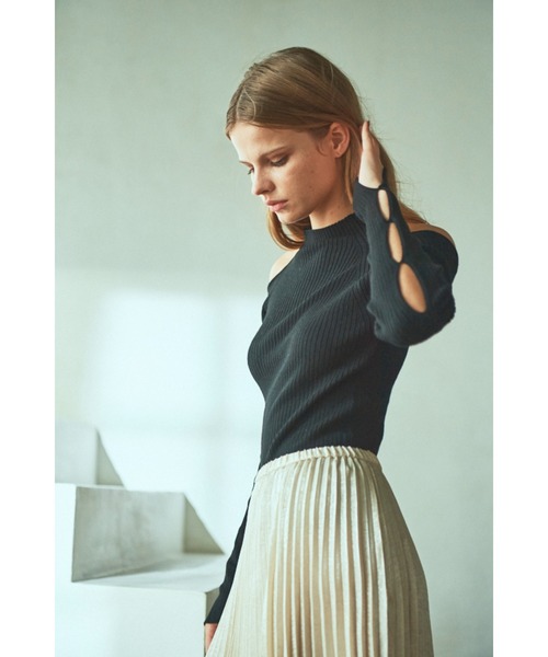 Estella.K(エステラケー)の「Valentina Knit Top ハイネックオフショルカットアウトニットTOP(ニット/セーター・レディース・ブラック/グレー/アッシュブラウン・FREE)」の8枚目の写真