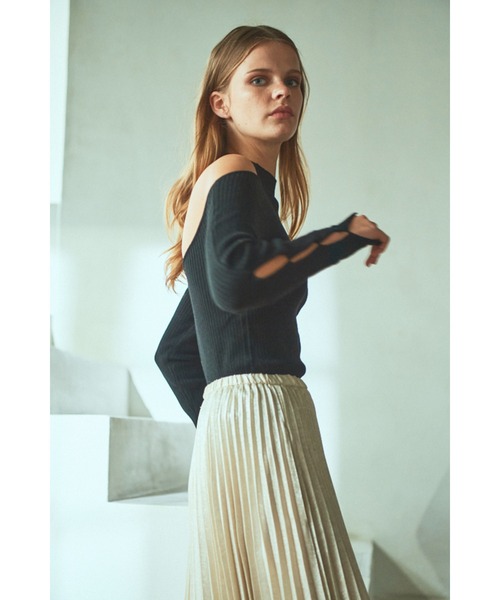 Estella.K(エステラケー)の「Valentina Knit Top ハイネックオフショルカットアウトニットTOP(ニット/セーター・レディース・ブラック/グレー/アッシュブラウン・FREE)」の13枚目の写真