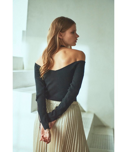 Estella.K(エステラケー)の「Valentina Knit Top ハイネックオフショルカットアウトニットTOP(ニット/セーター・レディース・ブラック/グレー/アッシュブラウン・FREE)」の6枚目の写真