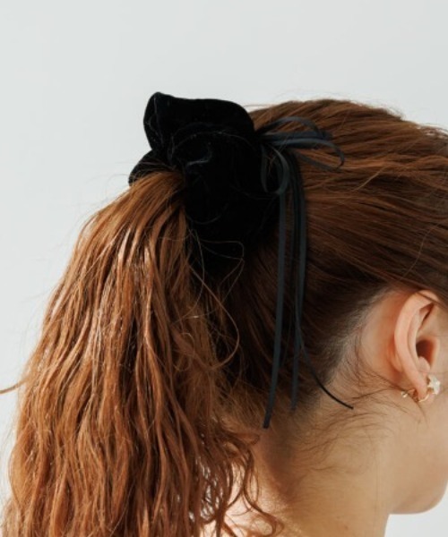 flower（フラワー）の「トゥインクルベロアシュシュ（シュシュ・レディース・ブラック/レッド・FREE）」の2枚目の写真