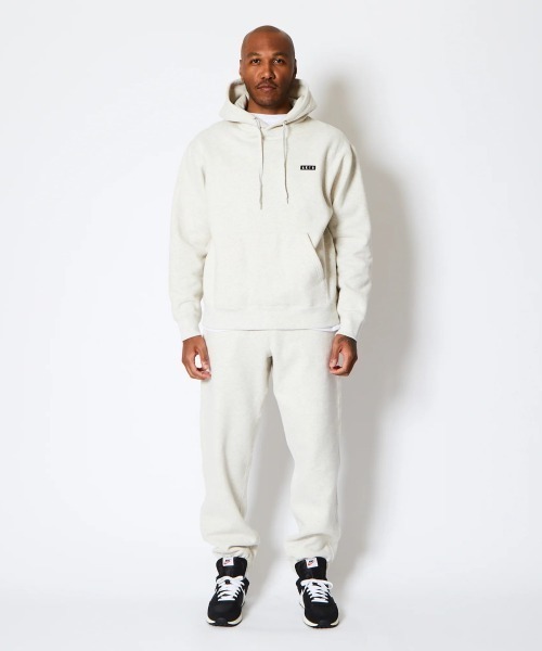 AKTR（アクター）の「AKTR 1-PT LOGO SWEAT PULLOVER HOODIE（アクター ワンポイント ロゴ スウェット プルオーバー フーディ）（パーカー・メンズ・ベージュ系/ブラック系・MEDIUM/LARGE/XX-LARGE/X-LARGE）」の2枚目の写真