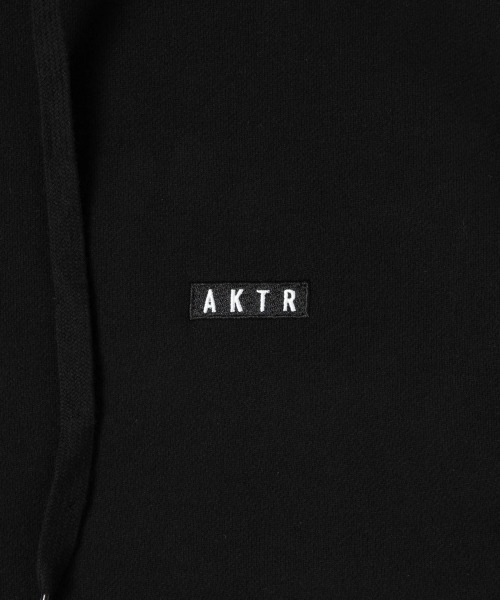AKTR（アクター）の「AKTR 1-PT LOGO SWEAT PULLOVER HOODIE（アクター ワンポイント ロゴ スウェット プルオーバー フーディ）（パーカー・メンズ・ベージュ系/ブラック系・MEDIUM/LARGE/XX-LARGE/X-LARGE）」の4枚目の写真
